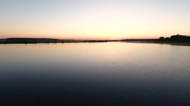 Hermoso amanecer en el río Neman, Bielorrusia. Vista por drone — Vídeos de Stock