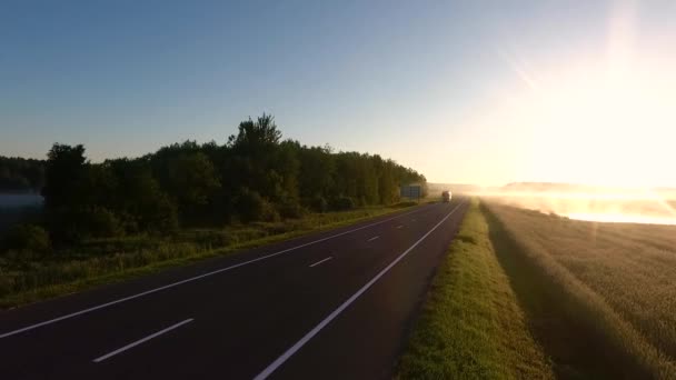 Hermoso amanecer en el campo. Vista por drone — Vídeos de Stock