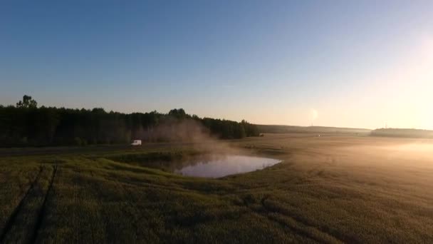 Hermoso amanecer en el campo. Vista por drone — Vídeos de Stock