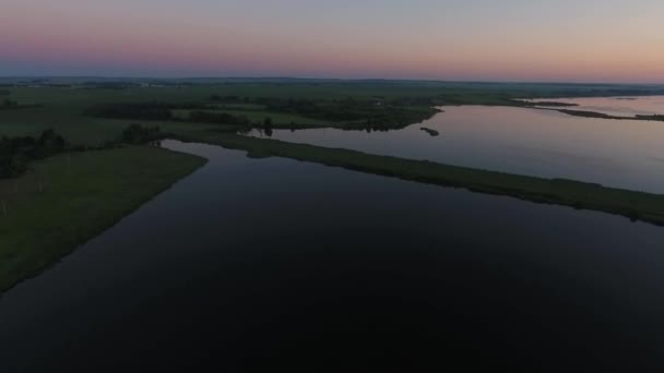 Hermoso amanecer en el río Neman, Bielorrusia. Vista por drone — Vídeos de Stock