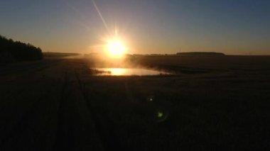 Neman, Beyaz Rusya nehrinde güzel gün doğumu. Drone ile görüntüle