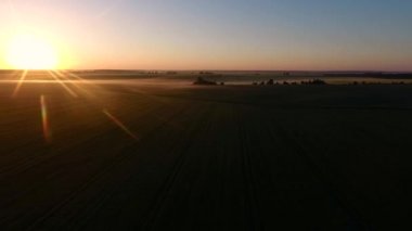 sahada güzel gün doğumu. Drone ile görüntüle