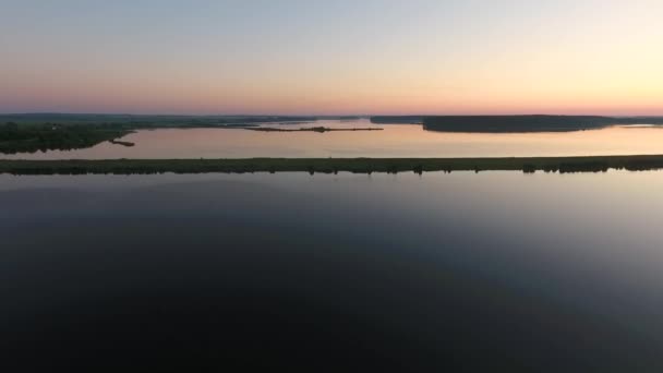 Belo nascer do sol no rio Neman, Bielorrússia. Vista por drone — Vídeo de Stock