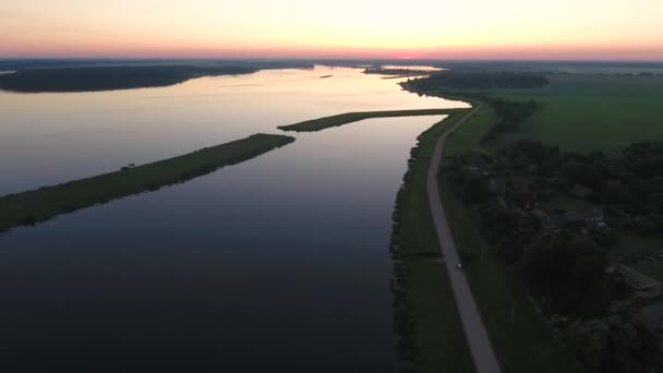 Прекрасный восход солнца на реке Неман, Беларусь. Взгляд дрона — стоковое видео