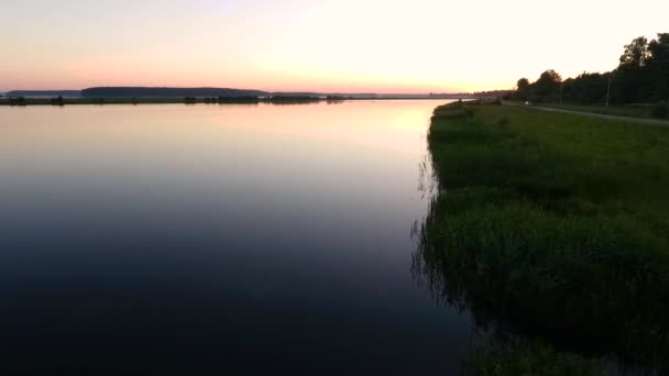 Όμορφη ανατολή στο ποτάμι νεμαν, στη Λευκορωσία. Προβολή με τηλεκατευθυνόμενο — Αρχείο Βίντεο