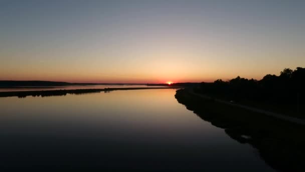 Όμορφη ανατολή στο ποτάμι νεμαν, στη Λευκορωσία. Προβολή με τηλεκατευθυνόμενο — Αρχείο Βίντεο