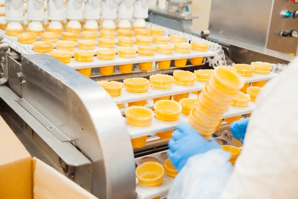 Automatisk produktionslinje för glass — Stockfoto