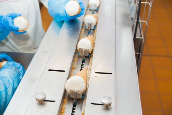Otomatik dondurma üretim hattı — Stok fotoğraf