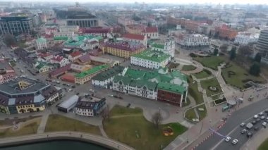 Minsk şehir merkezinde bahar. Havadan çekilen drone