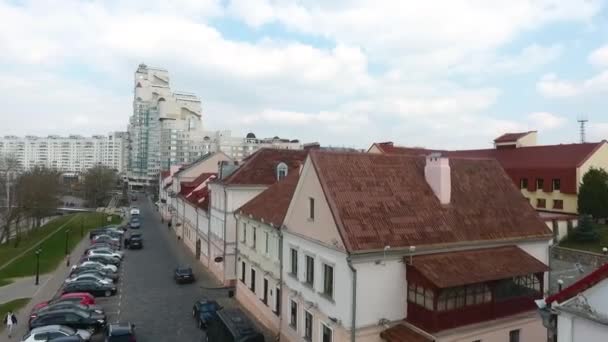 Весна в центре Минска. Дронный выстрел сверху — стоковое видео