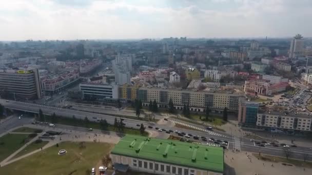 Primavera no centro da cidade de Minsk. Drone disparado de cima aérea — Vídeo de Stock