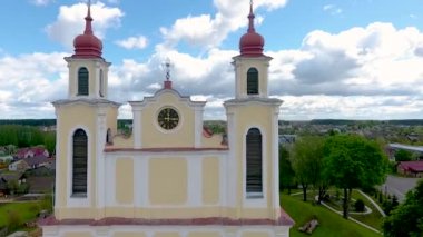 Aziz Peter ve Paul Kilisesi. Ivye, Belarus. Drone hava görüntüleme videosu