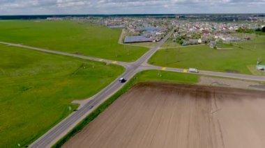 Beyaz Rusya 'nın Ivye şehrinde. Drone hava görüntüleme videosu