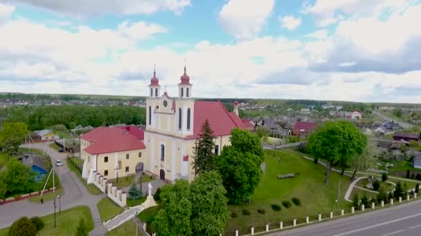 Iglesia de los Santos Pedro y Pablo. Ivye, Bielorrusia. Drone vista aérea de vídeo — Vídeo de stock