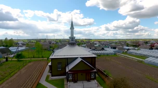 Uma mesquita na cidade de Ivye, Bielorrússia foi construída em 1884. Drone disparado — Vídeo de Stock