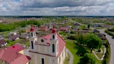 Aziz Peter ve Paul Kilisesi. Ivye, Belarus. Drone hava görüntüleme videosu