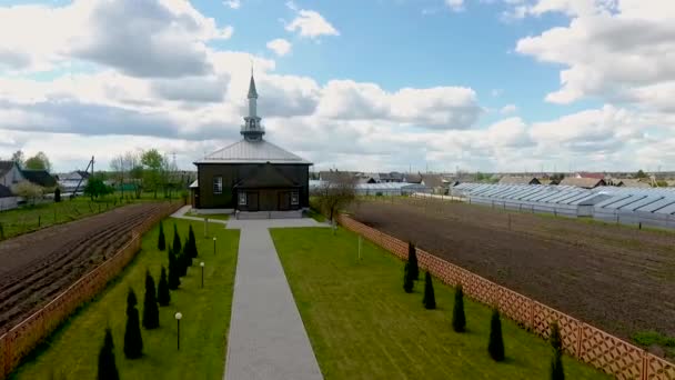 Uma mesquita na cidade de Ivye, Bielorrússia foi construída em 1884. Drone disparado — Vídeo de Stock