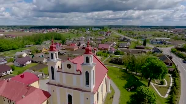 Heiligen Petrus en Paulus Kerk. Ivye, Wit-Rusland. Drone luchtfoto video — Stockvideo