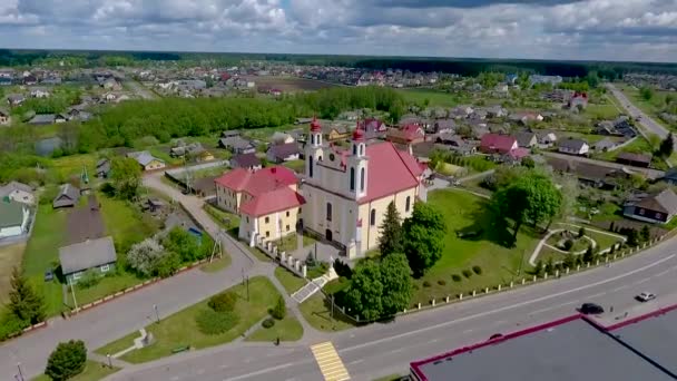 Iglesia de los Santos Pedro y Pablo. Ivye, Bielorrusia. Drone vista aérea de vídeo — Vídeos de Stock