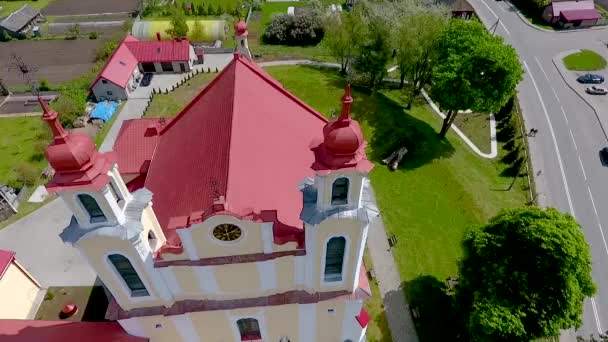 Igreja dos Santos Pedro e Paulo. Ivye, Bielorrússia. Drone exibição aérea de vídeo — Vídeo de Stock