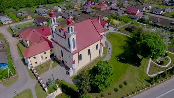 Igreja dos Santos Pedro e Paulo. Ivye, Bielorrússia. Drone exibição aérea de vídeo — Vídeo de Stock