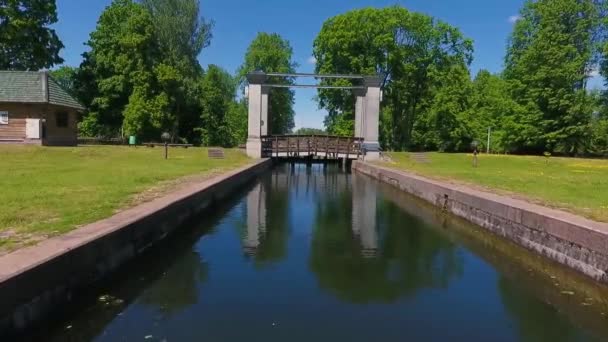 Augustow Kanalı 'ndaki geçit girişleri, kilitler, insansız hava aracı manzarası. Beyaz Rusya — Stok video