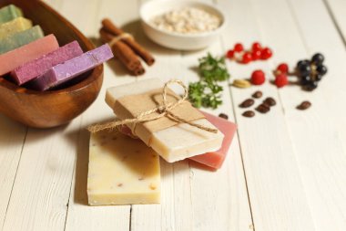 Doğal malzemeli el yapımı sabun, kaplıca bakımı için parlak renkler ya da lüks bir hediye. Boşluğu olan ışık panolarına yakın çekim