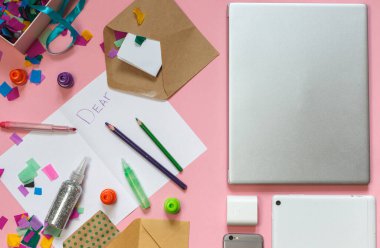 El yapımı bir kart ve uzaktan iletişim için çeşitli cihazlar. Pembe arkaplan, yatay