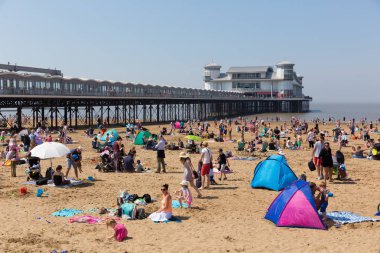 Weston-Super-Mare beach banka tatil deniz insanları ile meşgul