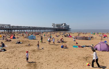 Grand Pier weston-super-mare Somerset ile plaj güzel havalarda insanlarla meşgul