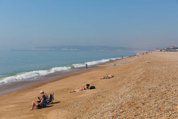 Seaford Beach People Sunbathing Waves East Sussex Bank Holiday Sunshine — Stock Photo, Image