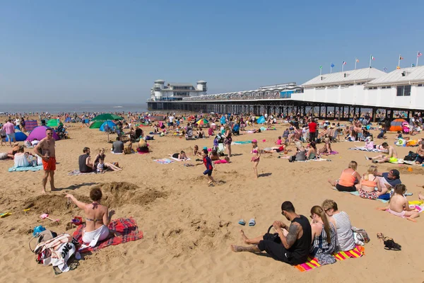 Brytyjski Plaży Pełen Turystów Odwiedzających Bank Holiday Weston Super Mare — Zdjęcie stockowe