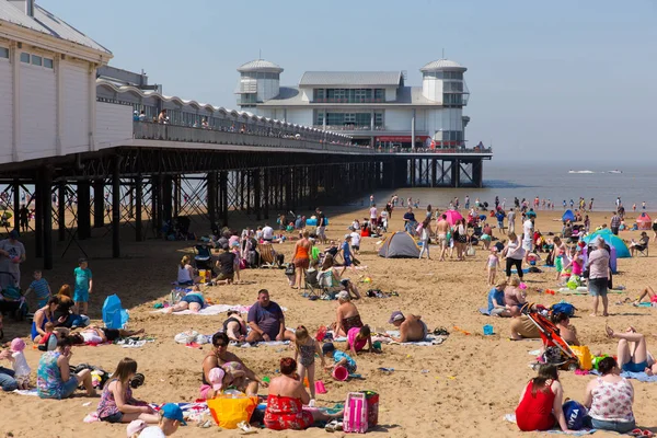 Crowded West Country Beach Grand Pier Weston Super Mare Somerset — Stock Photo, Image