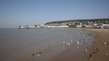 Weston-Super-Mare plaj deniz Mayıs resmi tatili 2018 üzerinde kişi ile meşgul