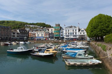 Dartmouth harbour, Devon Perşembe 17 Mayıs 2018 güzel güneşli ve sakin hava çizim denizciler ve sahil ziyaretçiler ile'ı