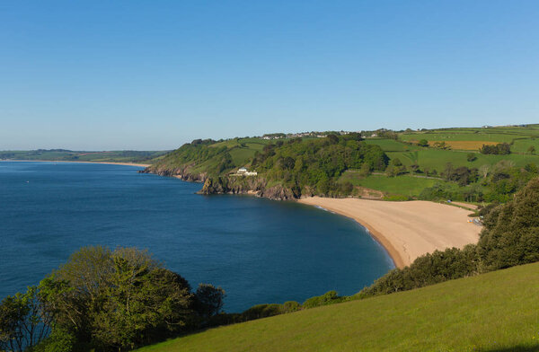 Пляж Blackpool Sands вблизи Дартмута и Слаптоновых песков Devon England UK
