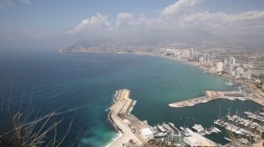Calpe İspanya Costa Blanca puslu dağlar ile konuşulan toplumda Turizm şehrin yükseltilmiş bir görünüm