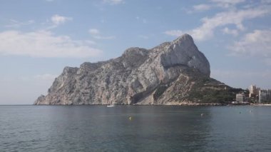 Calpe İspanya Costa Blanca ile Penon de Ilfach büyük simgesel yapı taşı ve doğal Park Penyal d'Ifac