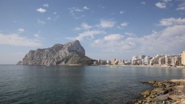 Calpe İspanya Costa Blanca La Fossa levante ve Penon de Ilfach büyük dönüm noktası kaya ile 