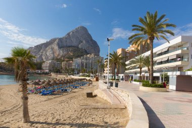 La Fossa playa Calp İspanya Costa Blanca rock işareti kalem de Ifach manzaralı