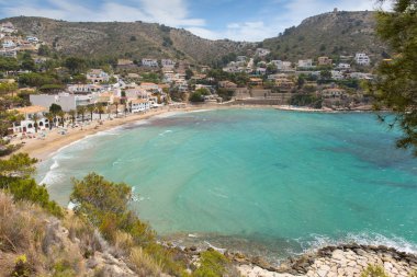 El Portet İspanya Costa Blanca yakınındaki Moraira, güzel bir plaj ve turkuaz mavi berrak denizi ile defne