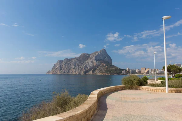 Calp Alicante İspanya kalem de Ifach sahil yolu geçit La Fossa levante içinde her büyük kaya landmark bakıldığında