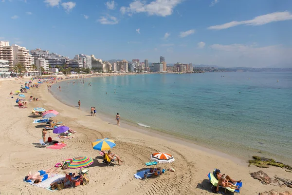 Calp, İspanya-Haziran 4th 2018: güzel sunshine ziyaretçi çekti ve tatilciler için La Fossa Levante plaj Calp, Costa Blanca, İspanya Pazartesi 4 Haziran 2018