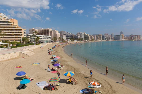 Calp, İspanya-Haziran 4th 2018: güzel sunshine ziyaretçi çekti ve tatilciler için La Fossa Levante plaj Calp, Costa Blanca, İspanya Pazartesi 4 Haziran 2018