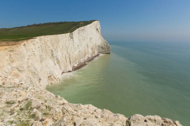 Güzel Beyaz tebeşir kayalıklar ve turkuaz deniz ile Güzel İngiltere güney kıyısında Seaford Doğu Sussex Güney İngiltere