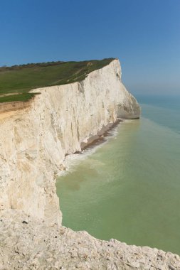 Beyaz tebeşir kayalıklar, dalgalar ve mavi gökyüzü ile Güzel İngiliz kıyı şeridi Seaford Doğu Sussex İngiltere İngiltere