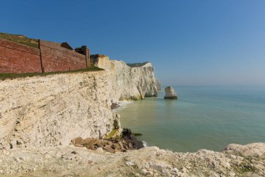 Yedi kızkardeşler turistik mavi deniz ve gökyüzü ile yakınındaki güzel beyaz tebeşir cliff yığın Seaford Doğu Sussex İngiltere İngiltere
