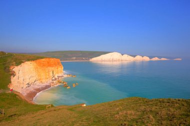 Mavi gökyüzü ve deniz ile güzel bir günde Seaford ve Eastbourne turistik arasında Seven Sisters kayalıklar İngiltere İngiltere