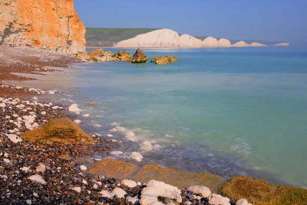 七姐妹粉笔悬崖东苏塞克斯英国与清澈的蓝色碧绿海 — 图库照片
