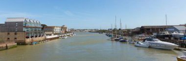 Littlehampton liman West Sussex İngiltere'de İngiltere'de nehir Arun tekneler ve panoramik manzaralı denize doğru